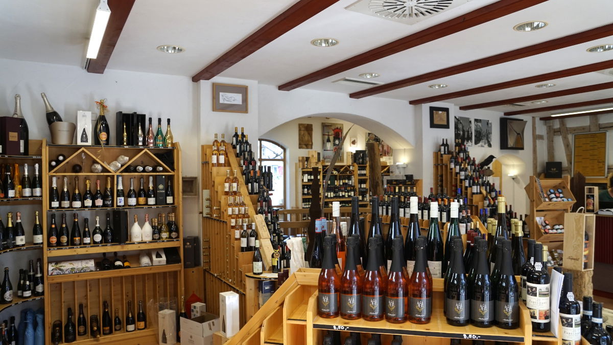 Volle Weinregal im Ladengeschäft der Bacchus Vinothek